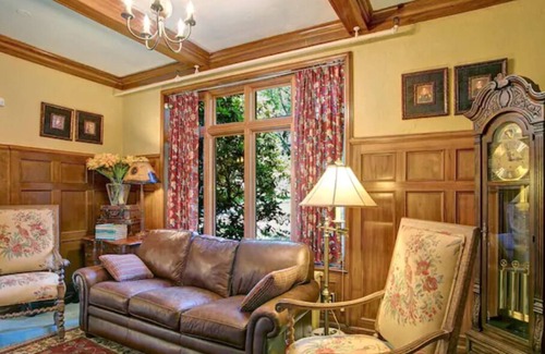 Jamestown Bed & Breakfast | The Renwick Room at The Oaks Hotel-Queen Bed