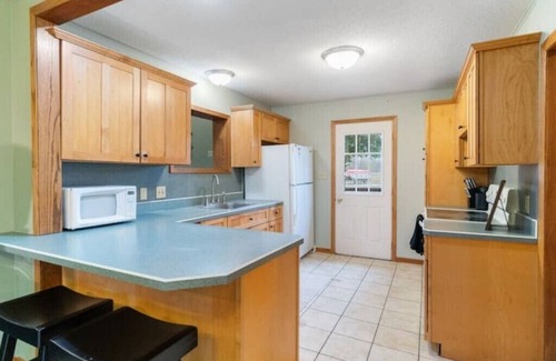 Cedar Falls House | The Rest on the River - projector - fire pit - sunroom - contractors welcome