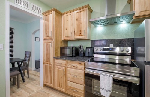 Twin Falls House | The Restful Retreat: King & Queen, large yard & covered deck, pet friendly!