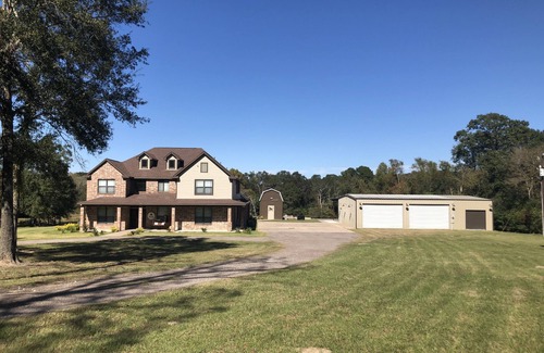 Hempstead House | The Retreat at Hempstead - Lodging & Events! Sleeps 28, Events up to 100 guests.