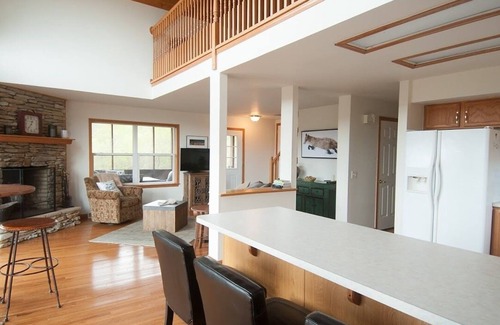 Berkeley Springs House | The Retreat at Upland Trail - 30 acres, Mountain Views, sleeps 10