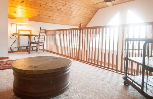 Berkeley Springs House | The Retreat at Upland Trail - 30 acres, Mountain Views, sleeps 10