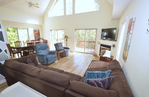 Berkeley Springs Cabin | The Retreat at the Creek - Pet Friendly