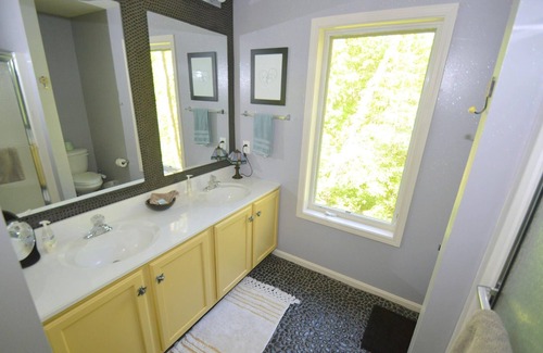 Berkeley Springs Cabin | The Retreat at the Creek - Pet Friendly