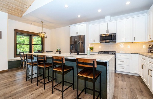 Packwood Cabin | The Retreat-Brand New 5 Bedroom Custom Home-Mt. Rainier - Hot Tub