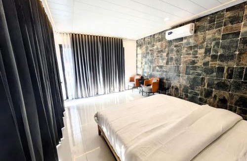 Mount Abu House | The Retro Glass House
