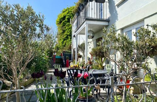Old Town Hastings Apartment | The Retro Retreat with free parking