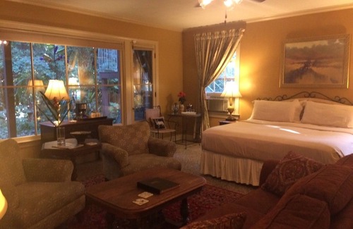 Highlands - Perkins House | The Rex Room Suite Overlooking the Forest