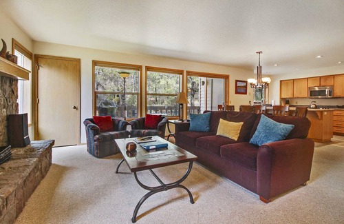 Sunriver Condo | The Ridge at Sunriver - Condo #19 - Access provided to onsite seasonal swimming pool & tennis facilities, year-round hot tub plus 4 bikes