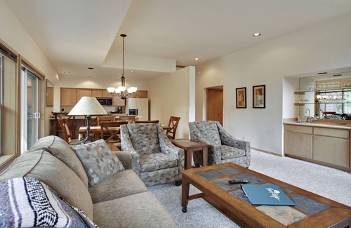 Sunriver Condo | The Ridge at Sunriver - Condo #24 - Access provided to onsite seasonal swimming pool & tennis facilities, year-round hot tub plus 4 bikes