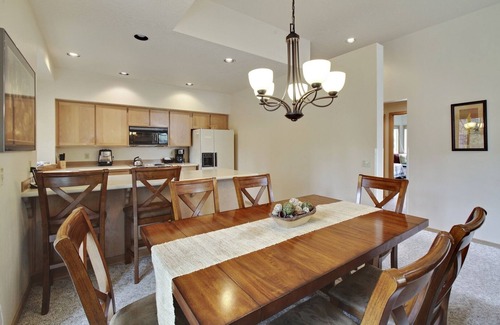 Sunriver Condo | The Ridge at Sunriver - Condo #24 - Access provided to onsite seasonal swimming pool & tennis facilities, year-round hot tub plus 4 bikes