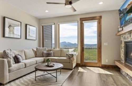Eden House | The Ridge, Minutes to Watersports, pool, golf, hiking community pool