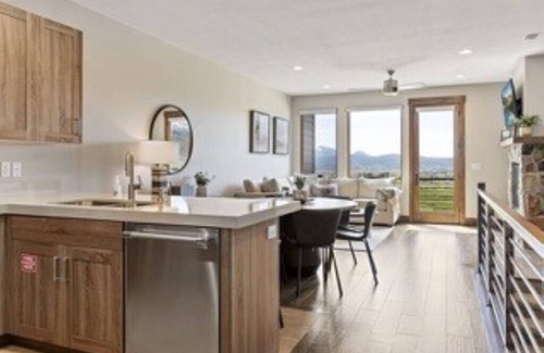 Eden House | The Ridge, Minutes to Watersports, pool, golf, hiking community pool