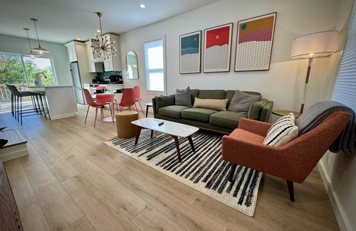 Roselawn Finance House | The Ridge Retreat - Walkable and HGTV designed!