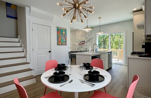 Roselawn Finance House | The Ridge Retreat - Walkable and HGTV designed!