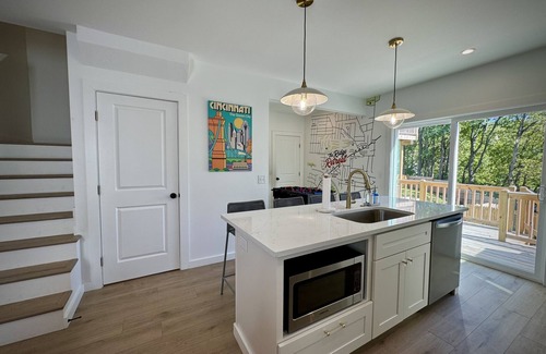 Roselawn Finance House | The Ridge Retreat - Walkable and HGTV designed!