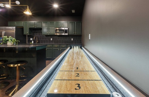 Chaplin Bed & Breakfast | The Ridgemont Reserve-Lux Retreat-100"TV-Pool Table-Hot Tub-Sauna-Games