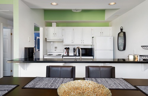 Old Town Historic District Apartment | The Riesling Room - Directly on Queen street Niagara on the Lake.