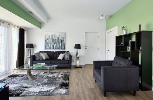 Old Town Historic District Apartment | The Riesling Room - Directly on Queen street Niagara on the Lake.