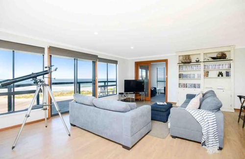 Middleton House | The Rise on Surfer- BEACHFRONT Pet Friendly WIFI