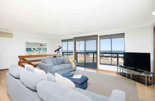 Middleton House | The Rise on Surfer- BEACHFRONT Pet Friendly WIFI