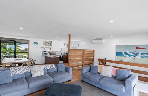 Middleton House | The Rise on Surfer- BEACHFRONT Pet Friendly WIFI