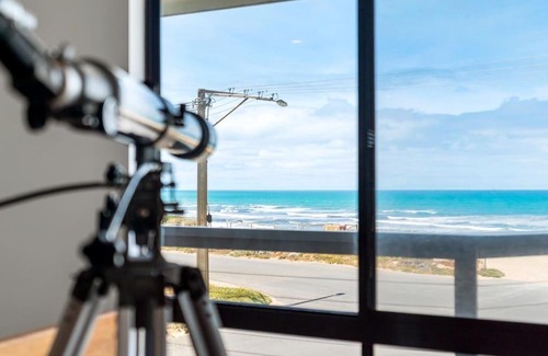 Middleton House | The Rise on Surfer- BEACHFRONT Pet Friendly WIFI