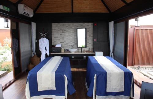 Al Hamra Village Resort | The Ritz-Carlton Ras Al Khaimah, Al Hamra Beach