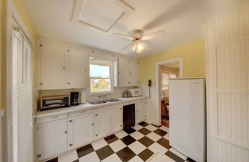 Ingram House | The River Oaks Lodge Guest Houses - River House 2/1, Ivy 2/1