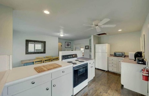 Ingram House | The River Oaks Lodge Guest Houses - River House 2/1, Ivy 2/1