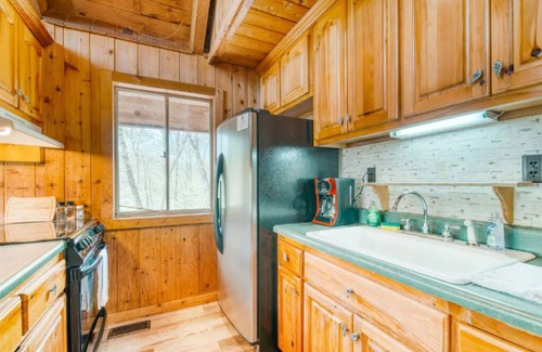 Suches Cabin | The Riverhouse - 3BR Cabin on 300 Acres, Hot Tub, Firepit, by creek!