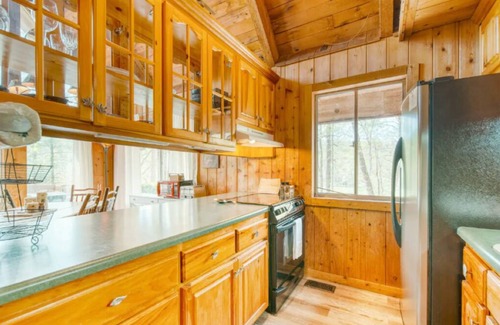 Suches Cabin | The Riverhouse - 3BR Cabin on 300 Acres, Hot Tub, Firepit, by creek!