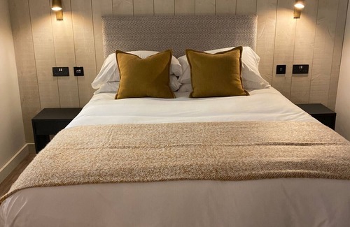 Lechlade Hotel | The Riverside Inn