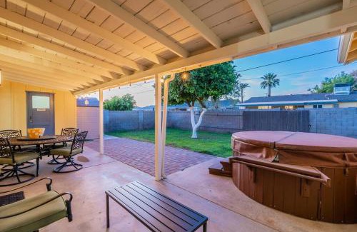 New Northtown House | The Roadrunner4 Bd w Hot Tub & Mountain Views