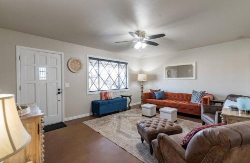 New Northtown House | The Roadrunner4 Bd w Hot Tub & Mountain Views