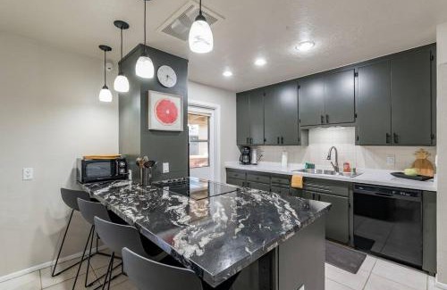 New Northtown House | The Roadrunner4 Bd w Hot Tub & Mountain Views