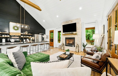 Broken Bow Cabin | The Roasted Marshmallow-LUXURY Cabin-Couples-Small Family-HotTub-Swings-CornHole