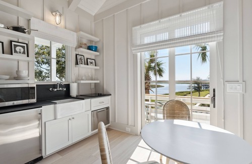 Johns Island House | “The Robin” (3047 Southerly Way) 2 person creekside bungalow at Kiawah River ~EV Charger