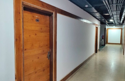 Waknaghat Hotel | The Rock Castle
