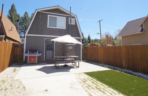 Big Bear City House | The Rock House - Walk to Big Bear Snow Play! Walk to Oktoberfest! Perfect weekend getaway!