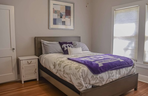 Fort Worth House | The Rogers House! Charming Home by TCU, Shops & Dining | Covered Patio, Modern Furnishings