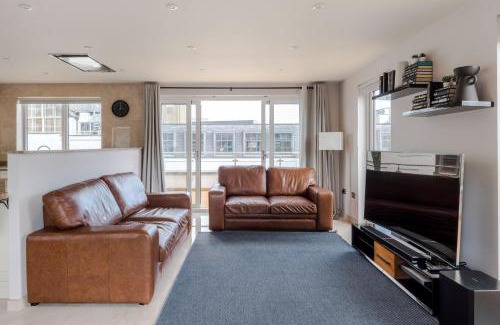 Clerkenwell Apartment | The Roof is on "Fire" - Farringdon - by Frankie Says