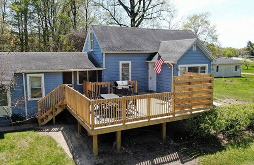 Lake Michigan Beach House | The Roosevelt House: Big Deck Fast WiFI Near Lake