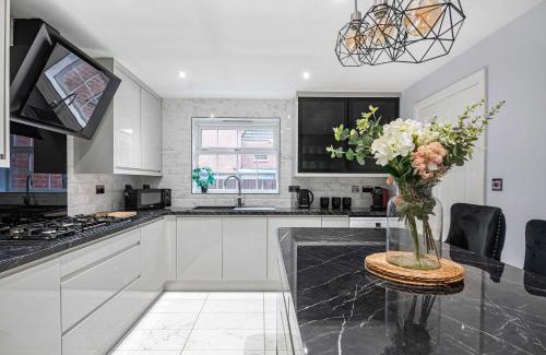 Chafford Hundred House | The Roost Group - 8-Bed Home, 5 Mins to M25&A13