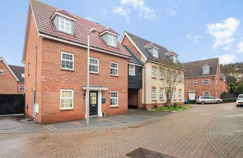 Chafford Hundred House | The Roost Group - 8-Bed Home, 5 Mins to M25&A13