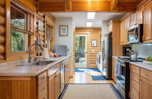 Fairview Cabin | THE ROOST - Secluded Log Cabin, Hot Tub, Pool Table, Only 13 Miles from Downtown