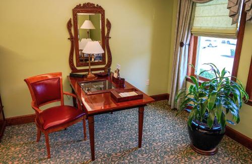 Pleasanton Hotel | The Rose Hotel