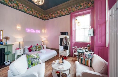 Bristol Old City Apartment | The Rose Nobel - 1 Bed Studio Apartment in Bristol by Mint Stays