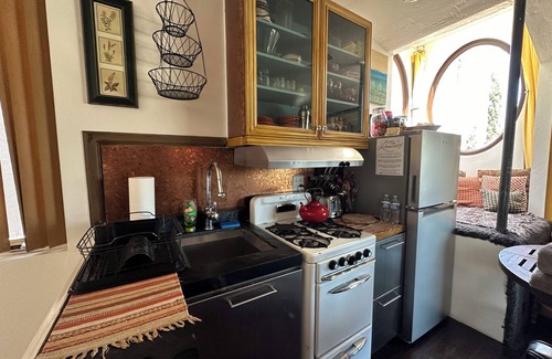 East Hollywood Hostel | The Rosemary Silverlake