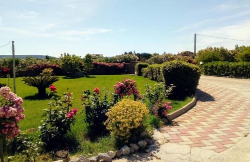 Olmedo Apartment | The Roses - An oasis of peace surrounded by greenery